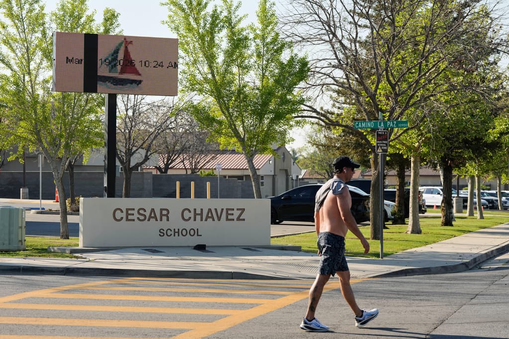 Un hombre pasa junto a la escuela primaria César Chávez en Bakersfield, California, el jueves 19 de marzo de 2026.