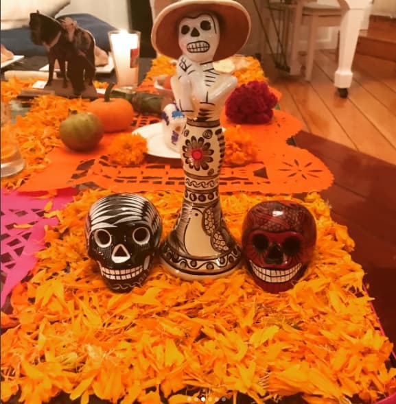 Los altares u ofrendas de muertos deben llevar la fotografía del difunto o alguna imagen para saber a quién está dedicada, papel picado o tela satín o seda, con la que será cubierto el altar y dará colorido a la ofrenda, además de veladoras que iluminan el camino del muerto para llegar al altar que tiene su bebida y comida favoritas.