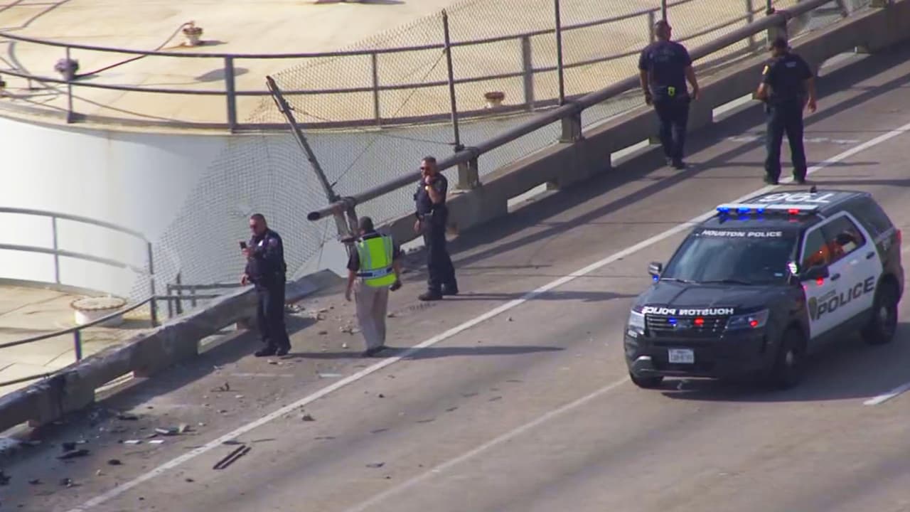 Una pieza de cementó se zafó del puente en el tramo por donde cayó el camión, pero las autoridades de transporte aseguraron el área. Los trabajos en la vía van a tardar por lo menos dos días.
<br>