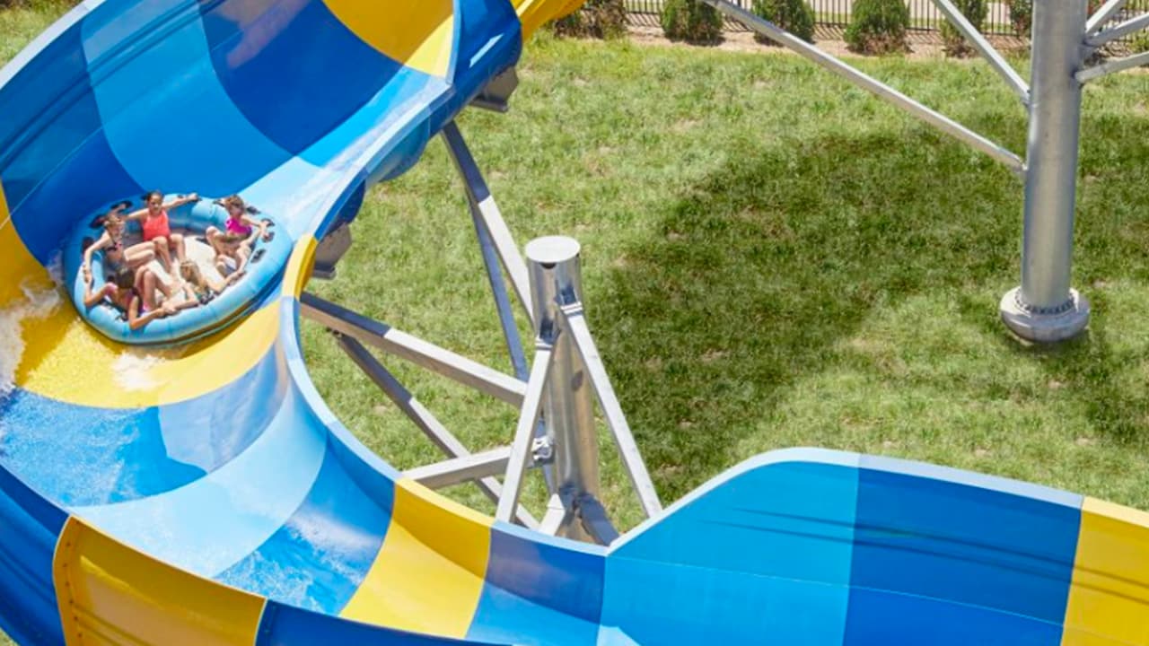 Ofrecen 1,000 empleos temporales en el parque acuático Typhoon de Katy, Texas