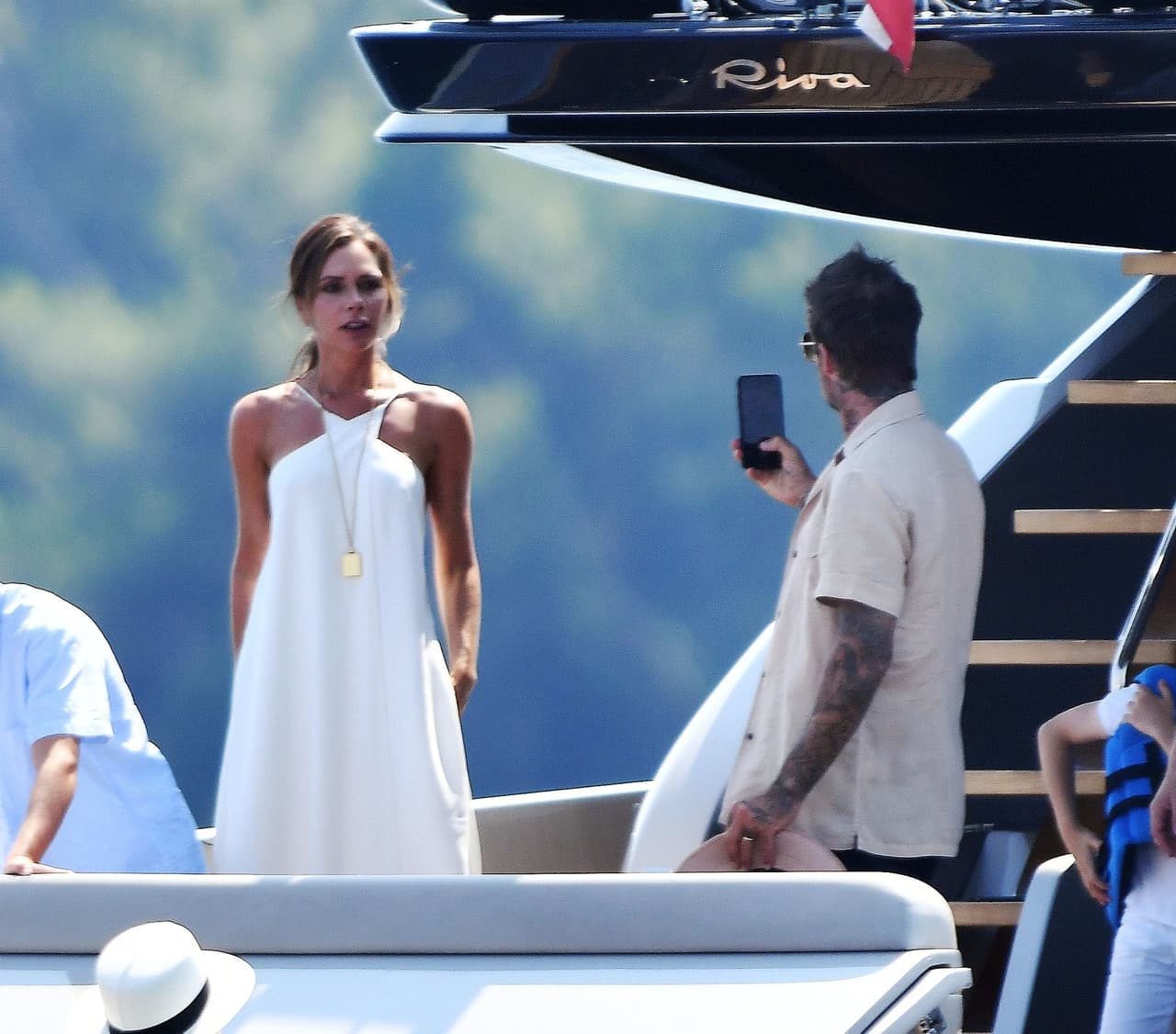 David Beckham quiso tomarle una foto a su esposa Victoria, con quien el mes pasado -el 4 de julio específicamente- conmemoró 20 años de matrimonio. La ex integrante de las 
<b>Spice Girls </b>y diseñadora de modas, lució 
<b><a href="https://us.victoriabeckham.com/products/wrap-front-cami-evening-dress-white?variant=14341716312106" target="_blank">un vestido de su colección, que actualmente está rebajado a 934 dólares</a></b>.