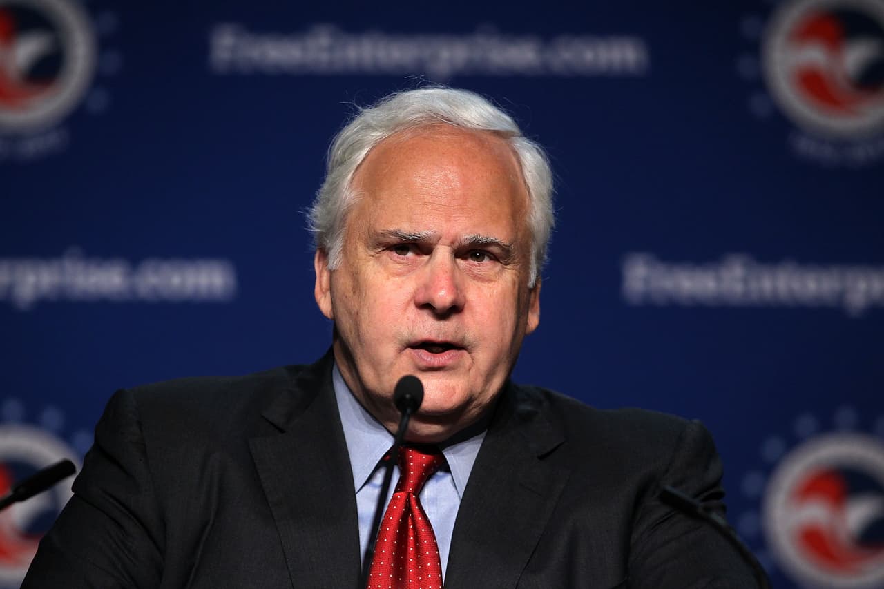 <b>Frederick W. Smith, FedEx.</b>
<br>
<br>En 1971 fundó una pequeña empresa de transporte que llamó Federal Express, en Arkansas. Dos décadas después su compañía se transformó en la empresa global de encomiendas que revolucionó la industria, con cientos de aviones, miles de vehículos y más de medio millón de empleados.
<br>