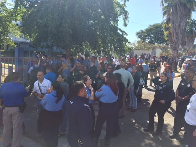 Conmoción en las afueras del cuartel donde se registró un tiroteo mortal en la mañana del lunes 28 de diciembre.