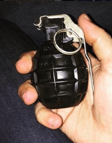 El intérprete contaba hasta con granadas, que de hecho son consideradas armas de uso exclusivo del ejército.