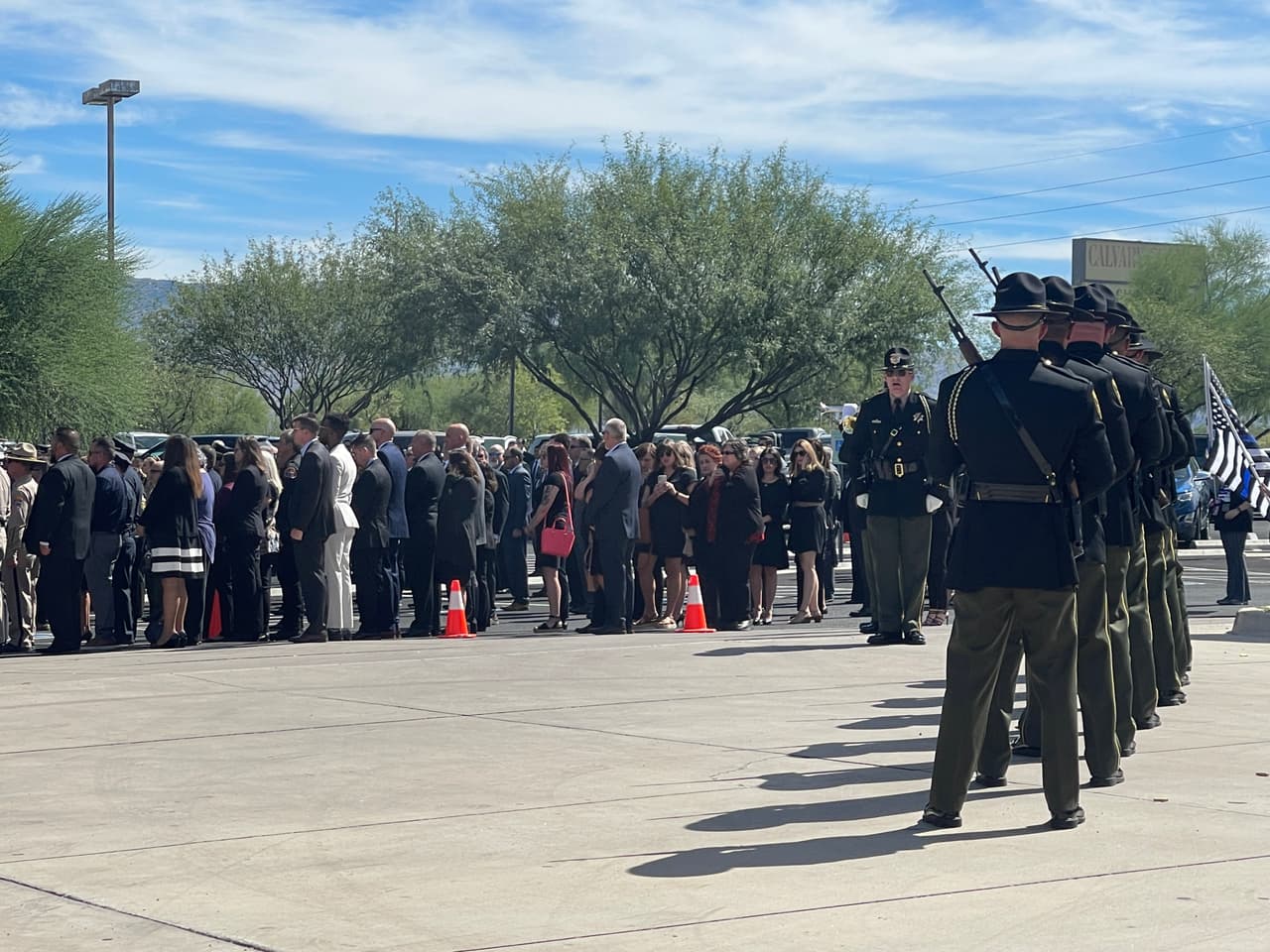 Fueron 21 tiros que elementos del Departamento del Alguacil del Condado Pima dispararon al aire para rendir tributo y recordar la memoria del agente Michael Garbo, un ritual común cuando se le da el último adiós a agentes que mueren realizando su labor.