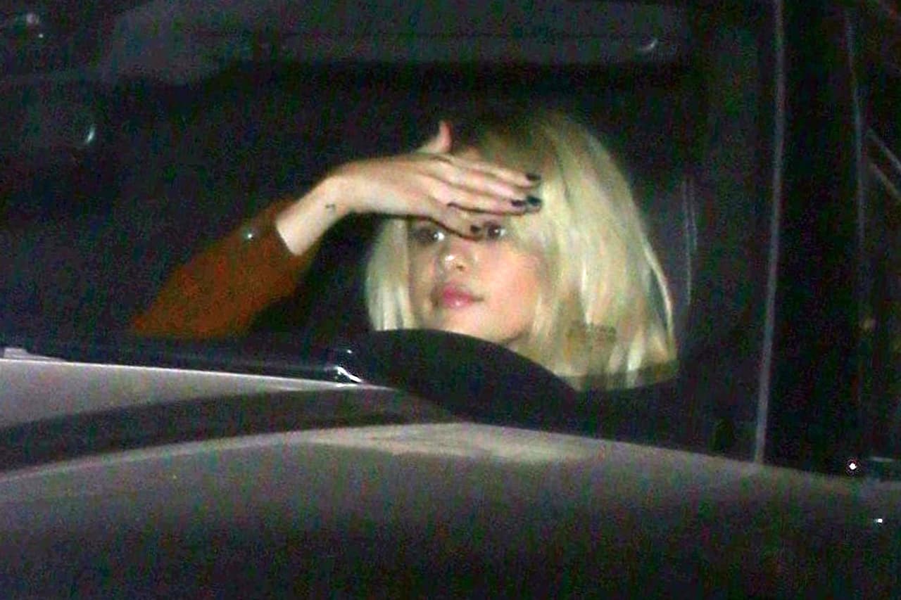 Selena sigue llevando su cabello rubio, el mismo look que presentó en los premios American Music Awards. La artista nunca había hecho un cambio de imagen tan drástico.