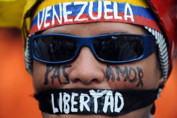 Esta huelga comenzó poco después de que otro grupo estudiantes terminó una huelga de hambre frente a la sede de la OEA en Caracas, pidiendo que una misión del organismo revisara la situación de varios políticos presos, pero que terminó cuando el gobierno se comprometió a revisar sus condenas.