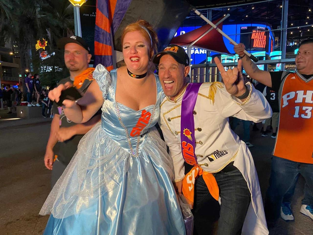 Esta pareja se disfrazó para asistir al juego 5 que fue para los Bucks con 123-119.