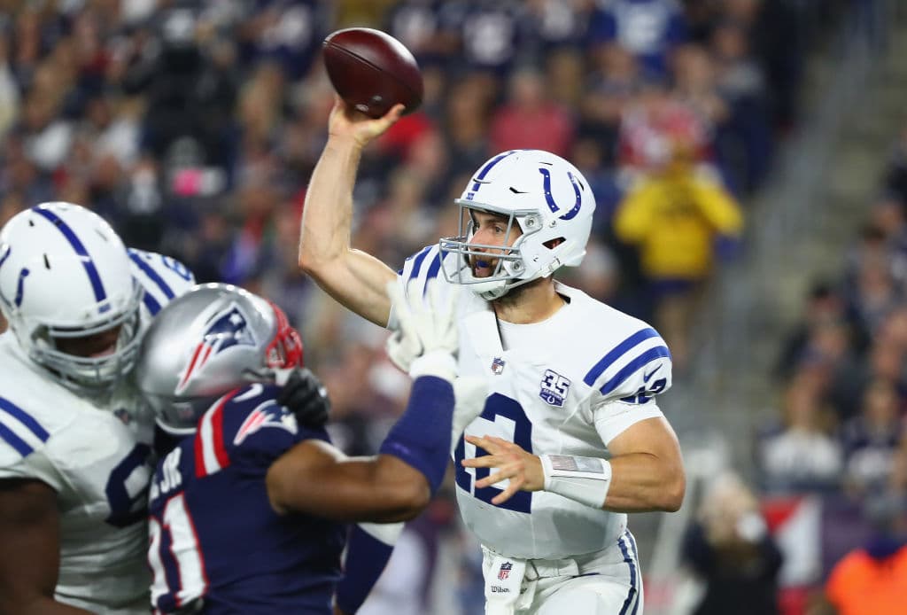 En el tercer cuarto hubo un dejo de reacción de los Colts. Su quarterback Andrew Luck lanzó un pase de 14 yardas para su ala cerrada Eric Ebron.
