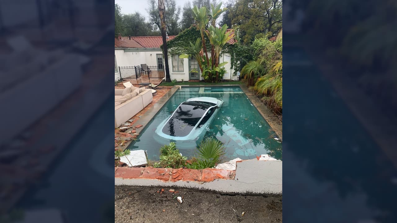 Conductor de Tesla pisa el pedal del acelerador por error y termina dentro de una piscina con tres tripulantes    