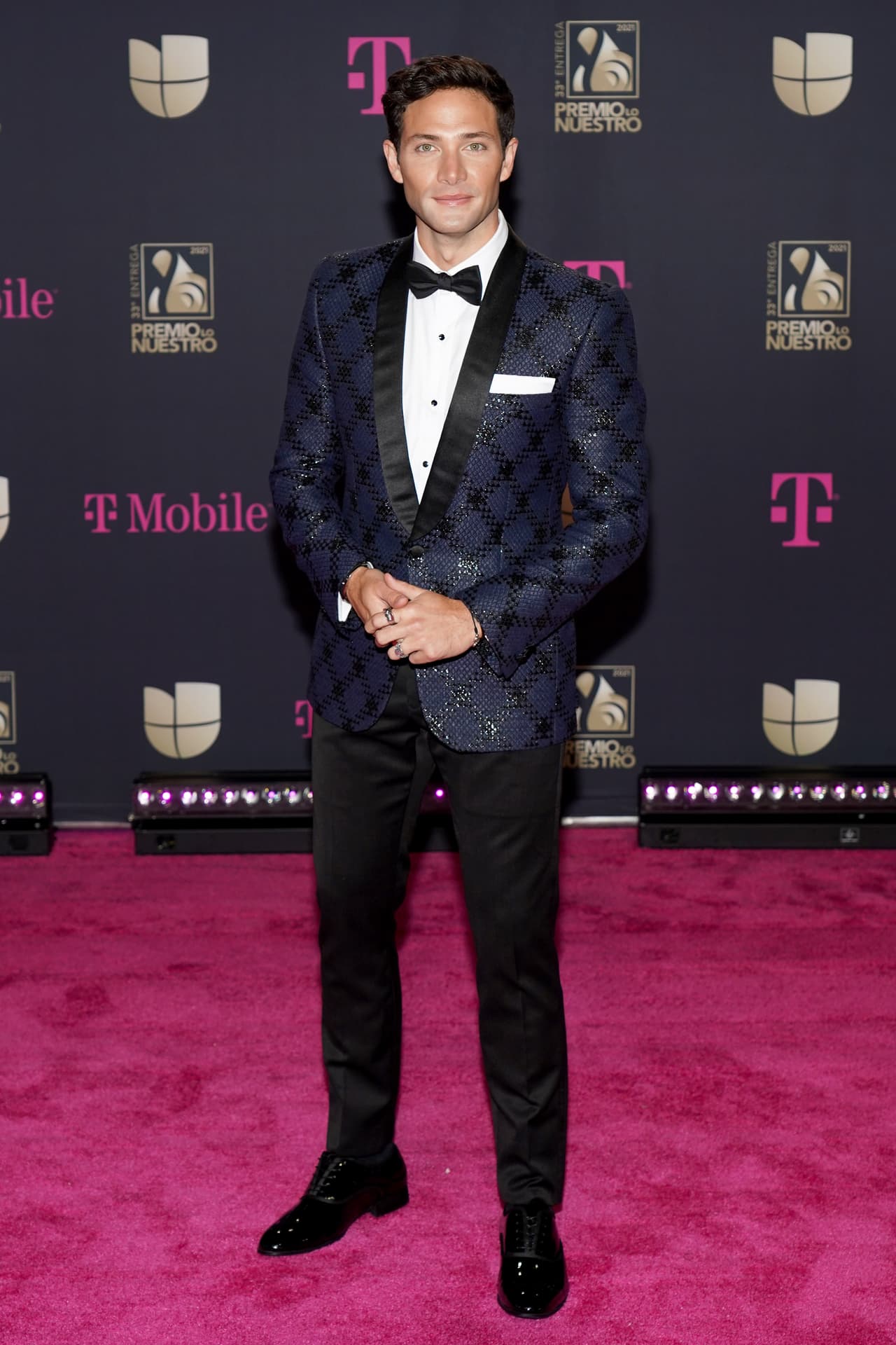 El traje de Gabriel Coronel llamó la atención por los detalles en rombo de su saco.