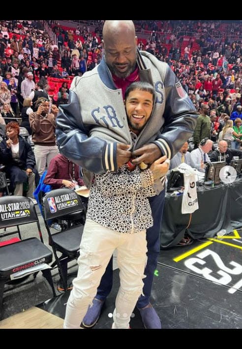 Por ejemplo, se tomó esta foto con el legendario Saquille O'Neal.
<br>