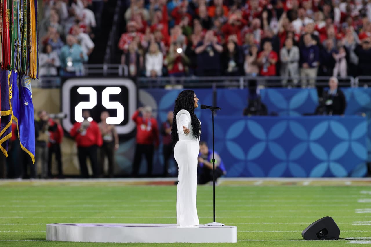 No bien concluyó su interpretación del himno nacional, medios especializados como 
<b><a href="https://www.rollingstone.com/music/music-news/super-bowl-2020-demi-lovato-national-anthem-946433/" target="_blank">Rolling Stone</a></b>, destacaron la interpretación de Demi Lovato.