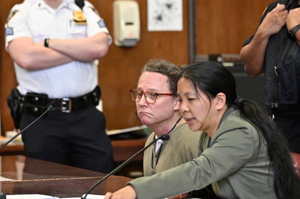 El juez ordenó que Hemphill permanezca en prisión sin derecho a fianza debido al riesgo de fuga, considerando su riqueza y conexiones. Los fiscales señalan que Hemphill usó su título de abogado y su dinero como "espada y escudo" para coaccionar y silenciar a las supervivientes, según declaró el fiscal de distrito de Manhattan, Alvin Bragg.