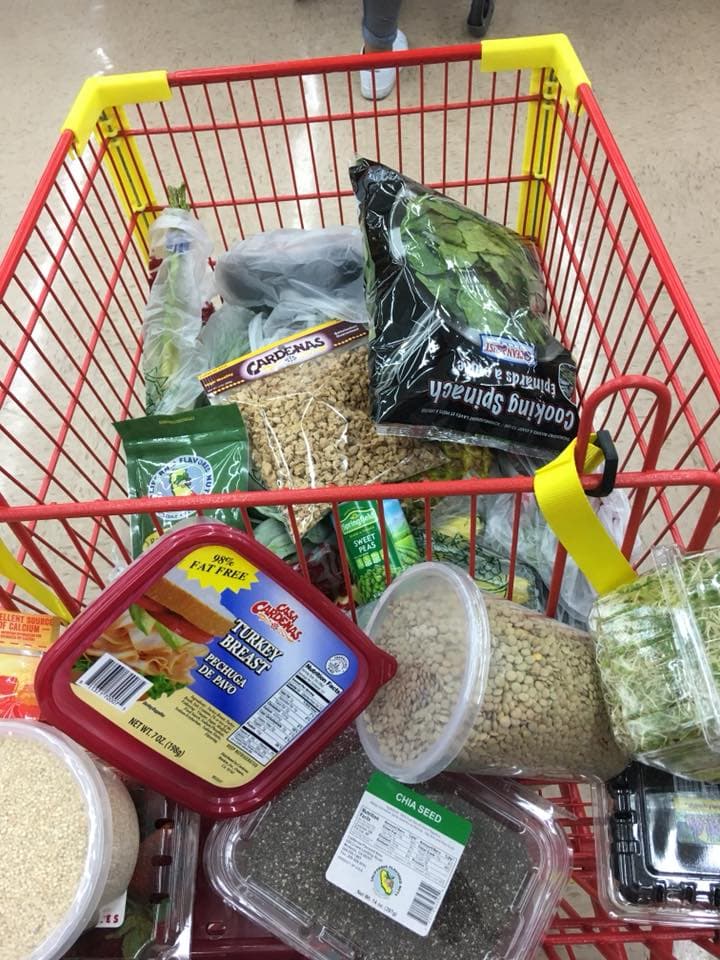 Una de las primeras tareas del reto fue comprar la 
<a href="https://www.univision.com/noticias/reto-28/lista-de-compras-todo-lo-que-necesitas-para-los-28-dias-del-reto">lista de ingredientes</a> para la primera semana. Johanna Castillo decidió compartir esa experiencia con un roque de humor. "Tardé una hora en hacer la compra. Cuando no comes alimentos saludables eso no pasa", bromeó.