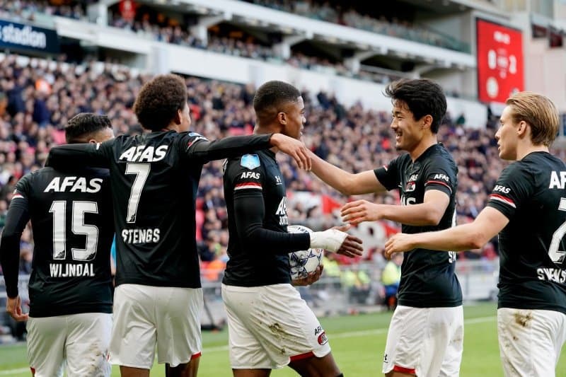 El AZ Alkmaar golea al PSV de Erick Gutierrez 4-0 en casa.