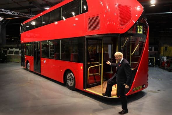 El alcalde Boris Johnson pasó la mañana del jueves presentando un modelo de tamaño natural del nuevo autobús, que conserva las curvas y la asimetría del original.