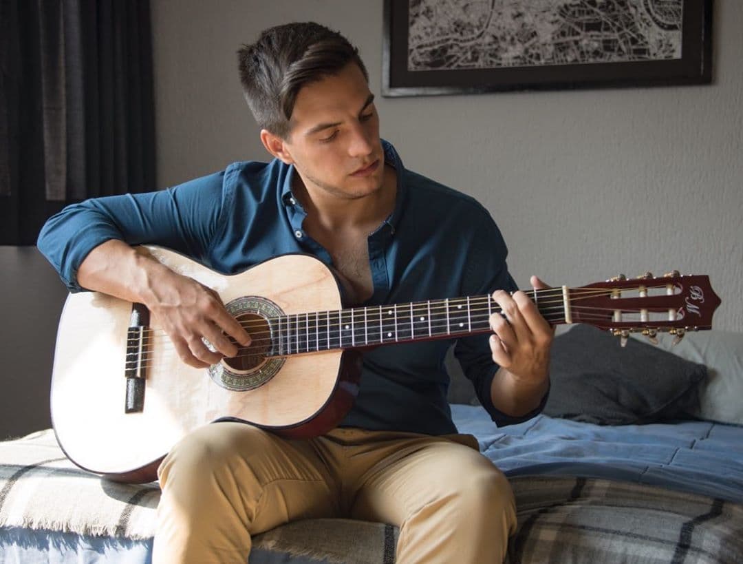 El actor y cantante de 28 años comentó que, recientemente, recibió ese tipo de comentarios al promocionar su concierto en la Ciudad de México.