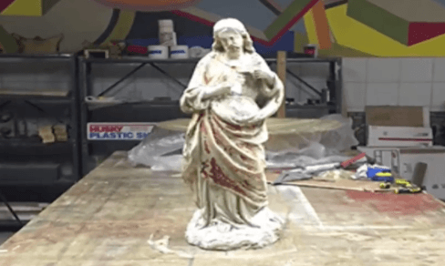 Trío robó la estatua del Sagrado Corazón de Jesús en Brooklyn y la botó