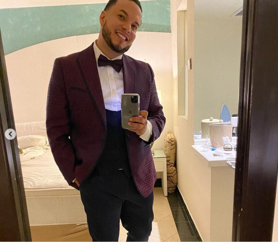 El look de su atuendo destacó gracias al saco color vino que tuvo a juego con la pajarita que uso en el cuello.
<br>