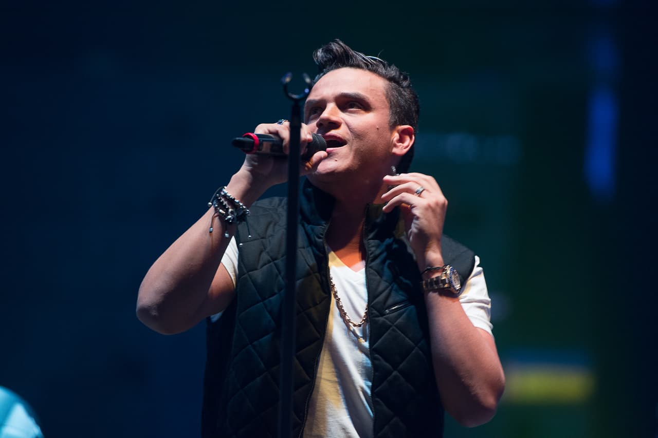 Siempre tuvo el gusto por la música, el cual heredó de sus padres.