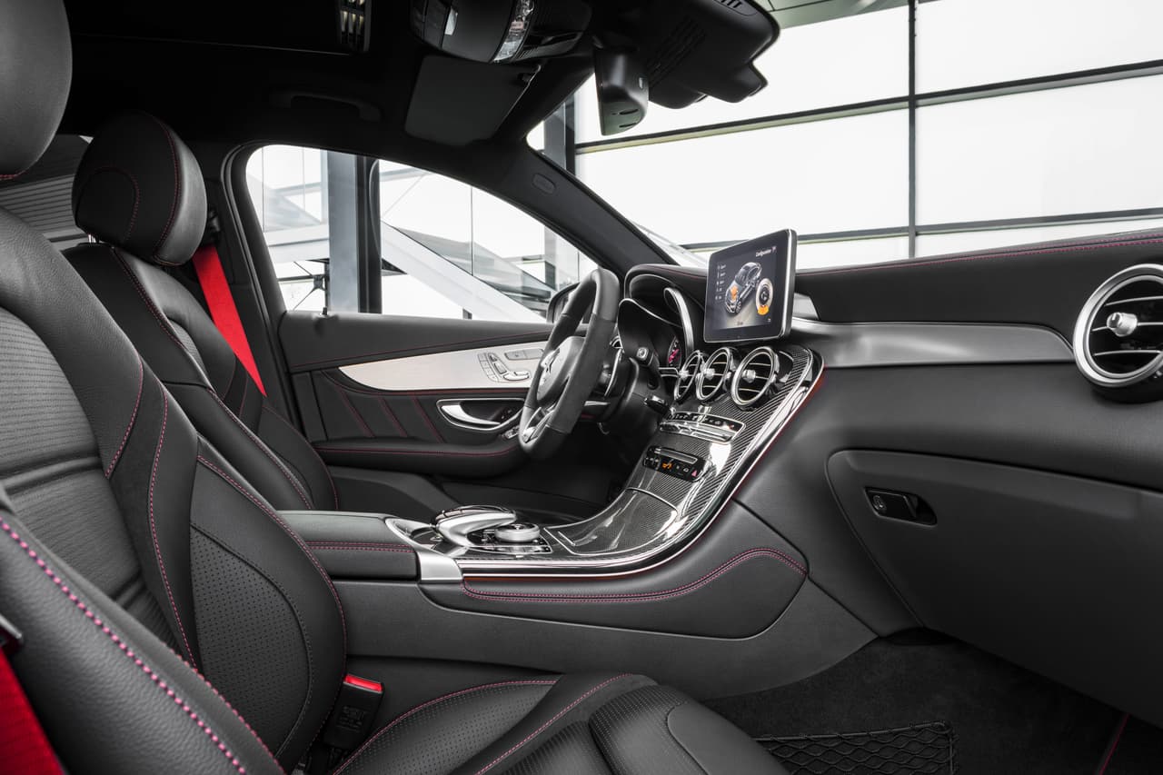 La cabina de la 
<b>Mercedes-AMG GLC43</b> 
<b>Coupe</b> también se distingue por sus asientos deportivos exclusivos de AMG, la pantalla del sistema de información y entretenimiento COMAND de 8.4 pulgadas, los cinturones de seguridad rojos y aplique de aluminio.
