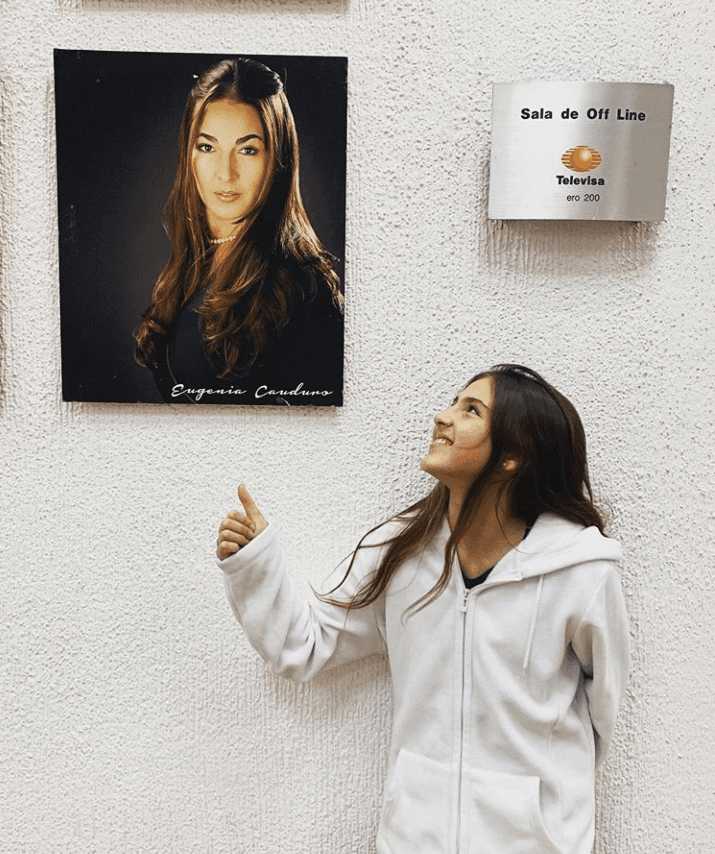 El pasado 2 de octubre la actriz sorprendió sus seguidores al compartir esta fotografía de Luciana viendo la fotografía de su mamá en los pasillos de Televisa San Ángel, en la Ciudad de México.