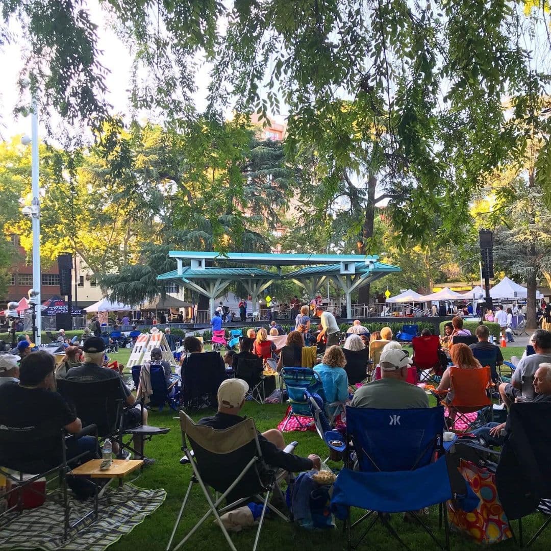 En Concord, casi tres cuartas partes de los residentes (74.4%) aparecen sonriendo en sus fotos.
<br>