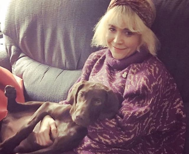 Actriz de la película 'Fifty Shades Freed' pide ayuda para encontrar a su hermana desaparecida en Los Ángeles