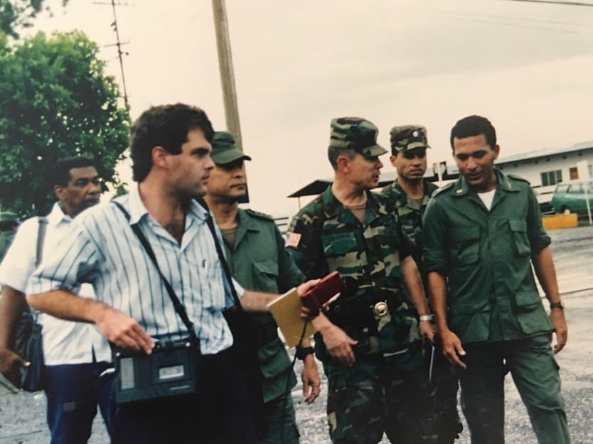 El periodista David Adams con el general Marc Cisneros y el coronel Eduardo Herrera durante la invasión.