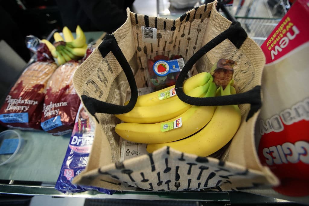 Sin embargo, quienes no quieran incurrir en el costo extra, pueden llevar sus propias bolsas reutilizables.
<br>
<br>