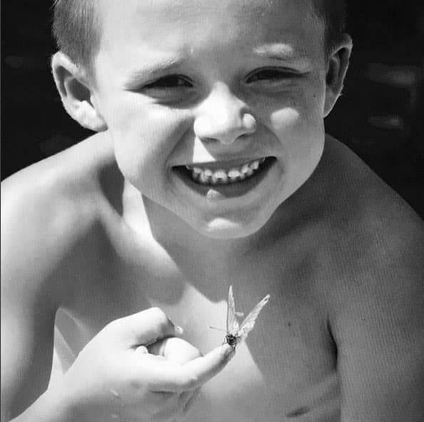 Brooklyn también subió esta foto cuando era un nene, sosteniendo una mariposa.