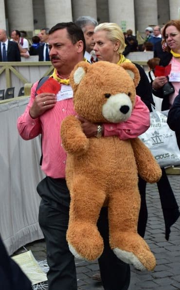 Y ¿qué hará un oso de peluche gigante en la canonización?