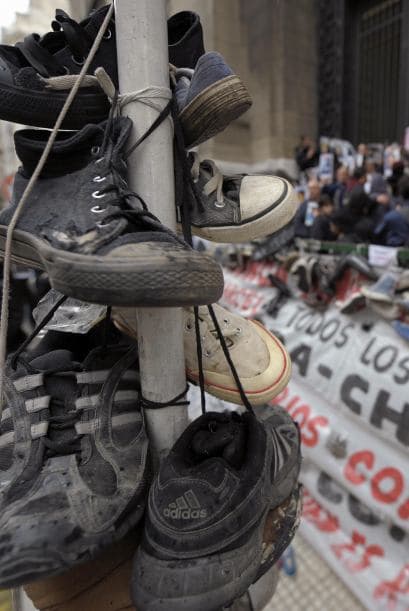 30 diciembre 2004.- Un total de 193 personas mueren y más de 700 resultan heridas en un incendio en la discoteca República Cromañón en Buenos Aires ( Argentina), cuando una bengala lanzada desde el público prendió fuego al techo recubierto de telas de la discoteca, cuyas salidas de emergencia estaban bloqueadas.