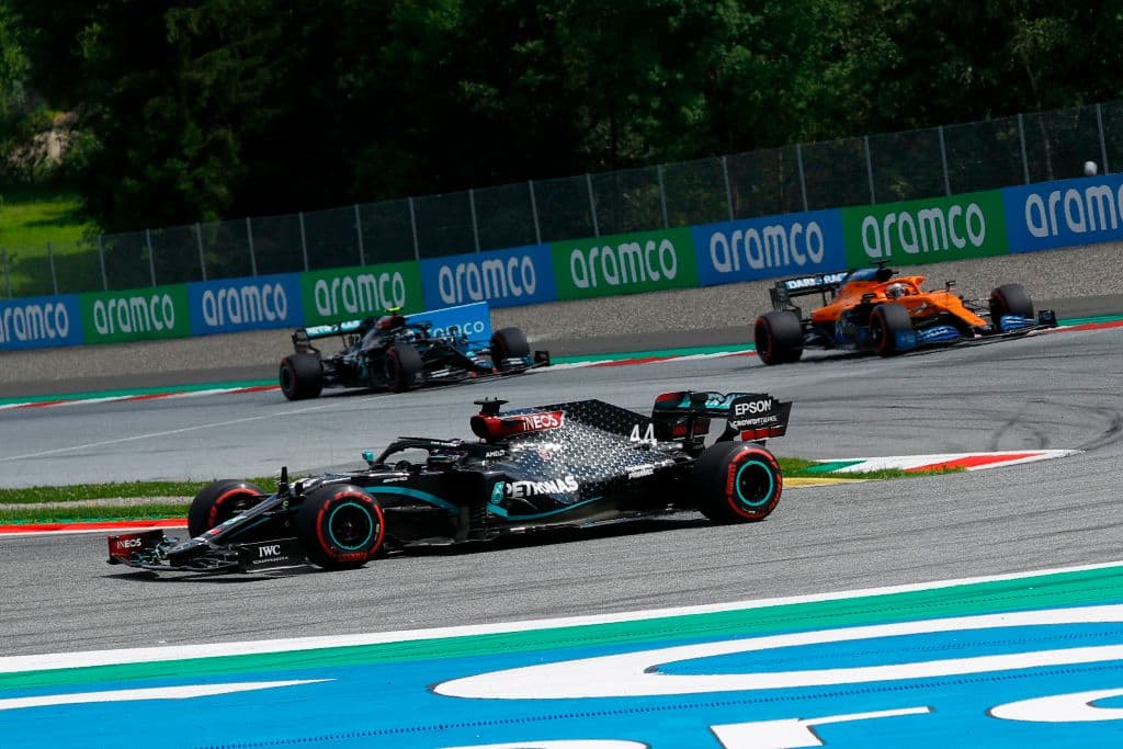 Hamilton, Verstappen y Bottas lideraban la competición a la vuelta trece. Checo Pérez ya era noveno a la decimonovena vuelta.