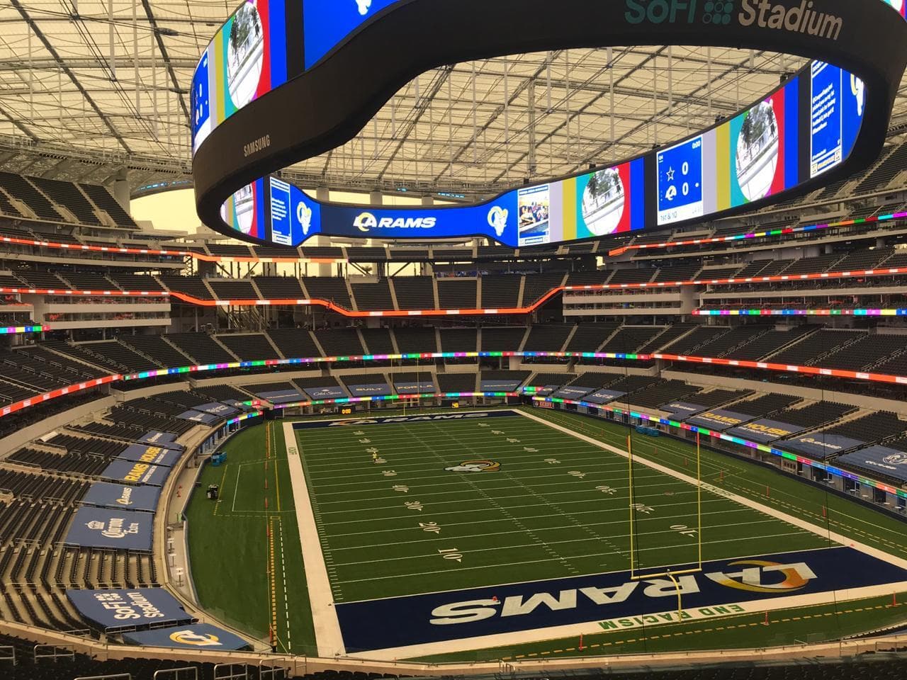 Este año, el Super Bowl LVI se jugará en el estadio más costoso de EEUU. El 
<a href="https://www.univision.com/local/los-angeles-kmex/edicion-digital-california/retiran-campamento-de-desamparados-cerca-del-sofi-stadium-sede-del-super-bowl-2022-en-los-angeles-video">SoFi</a> es una construcción valorada en $5 mil millones de dólares y hasta el momento no hay otra estructura que supere su precio.