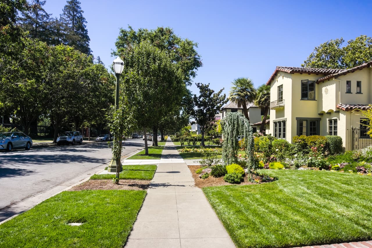 <b>Puesto 5. 95125. San Jose, California </b>(ocupa parte del área metropolitana de San Jose, Sunnyvale y Santa Clara).
<br>
<br>Costo promedio de una vivienda: 
<b>1,449,000.</b>
<br>
<br>Ingreso familiar promedio al año: 
<b>118,788 dólares.</b>
<br>
<br>Hogares que ganan 200,000 dólares o más: 
<b>29.4%.</b>