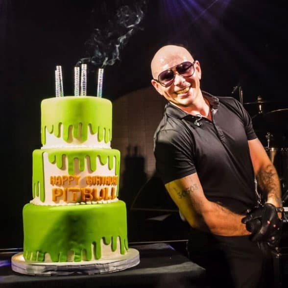 "¡Gracias a todos por los buenos deseos de cumpleaños! Pero más que nada a mi familia y fans porque sin ellos no habría Pitbull", declaró el cantante con esta foto de celebración.