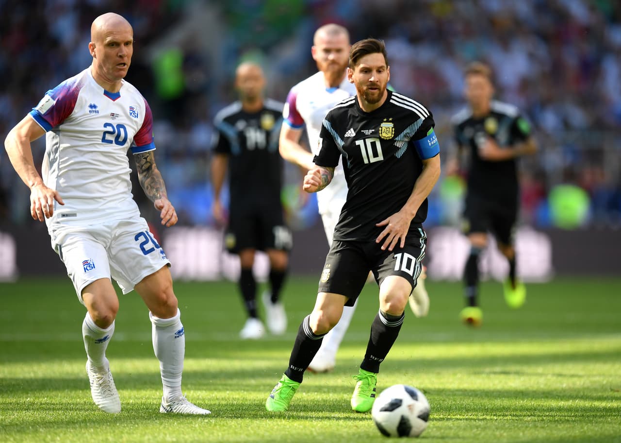 Con la vigilancia de Islandia, Messi se sacudió un poco y estuvo cerca de las jugadas de peligro.