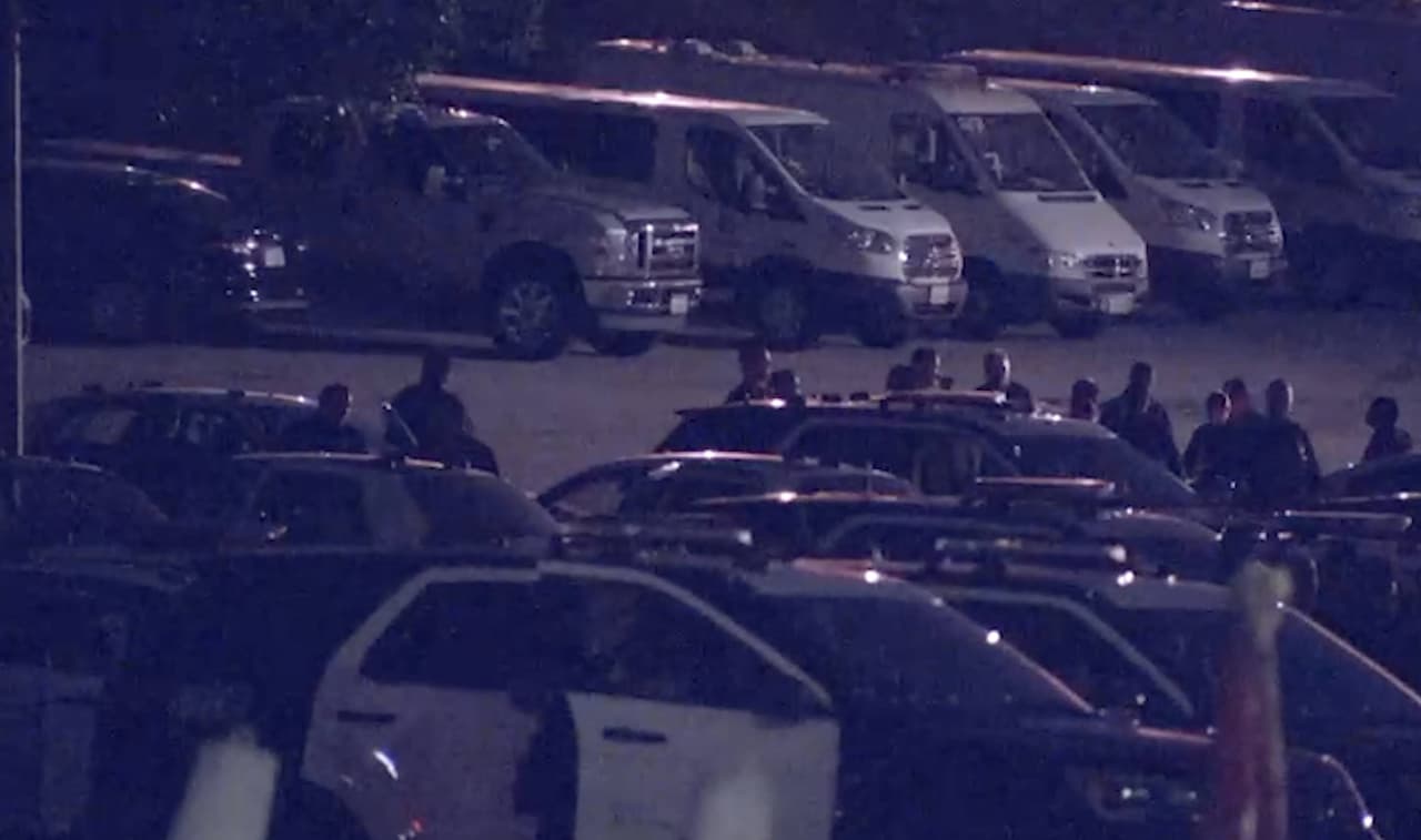 <a href="https://www.facebook.com/Univision34/videos/886937358538449" target="_blank">Noticias Univision 34 Los Ángeles</a> captó el momento en el que
<b>agentes del LAPD acordonaban la zona mientras</b> patrullas de la policía se ubicaban en diversos sitios incluido el estadio Dodger.