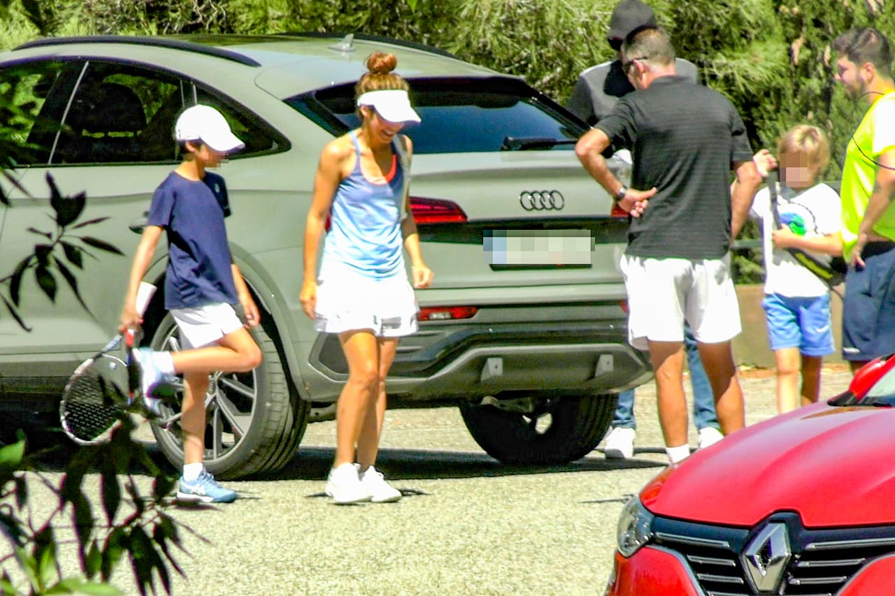 Por ahora, la cantante permanece en Barcelona, aunque existen reportes de la prensa española que señalan que pretende dejar esa ciudad de manera definitiva para mudarse a Miami con sus hijos. 
<br>