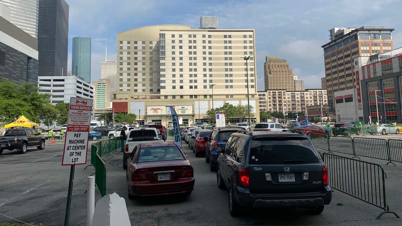 La entrega gratis de comidas es todos los martes y jueves de 10:00 a.m. a 12:00 p.m. en el estacionamiento de LAM en el 702 Avenida De Las Americas, Houston, Texas, 77003.