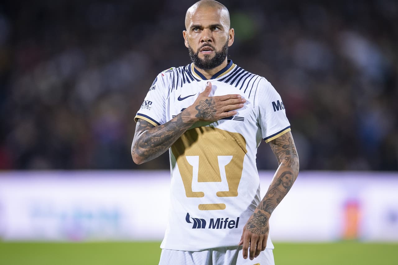 Dani Alves debutó como titular con Pumas en un pletórico estadio Olímpico Universitario en el que apenas pudieron rescatar el empate ante un aguerrido Mazatlán FC gracias a la asistencia del histórico brasileño sobre el final del partido.