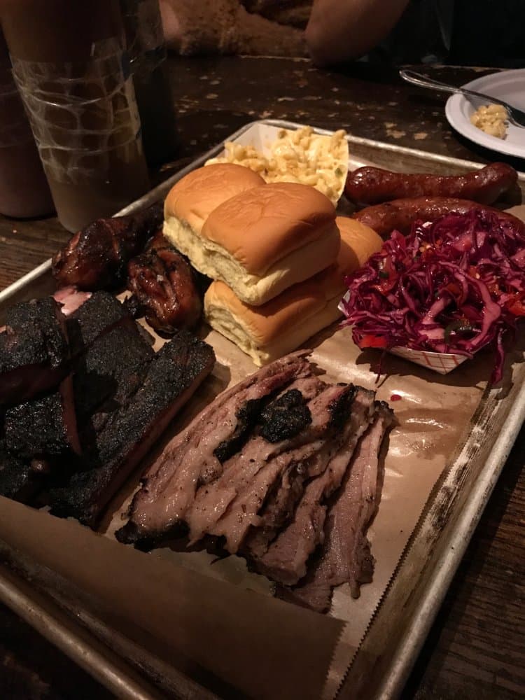 <b>Fette Sau</b>
<br>Dirección: 1208 Frankford Ave Philadelphia, PA 19125
<br>Teléfono: (215) 391-4888
<br>Sitio web: 
<a href="https://fettesauphilly.com">https://fettesauphilly.com</a> 
<br>
<b><a href="https://www.yelp.com/map/fette-sau-philadelphia">Cómo llegar</a></b>
<br>
<br>Se promocionan así: “Fette Sau, que en alemán significa "cerdo gordo", se especializa en carnes locales de alta calidad, frotadas en seco, ahumadas en el local y vendidas por libra para una versión notable de la barbacoa estadounidense”.