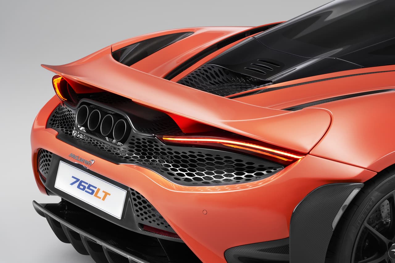 Comparado con el del 
<b><u><a href="https://www.univision.com/carros/pruebas-de-manejo/prueba-mclaren-720s-2019-el-supercarro-perfecto">McLaren 720S</a></u></b>, este alerón es mas grande y esta ubicado un poco mas arriba aun cuando se encuentra plegado.