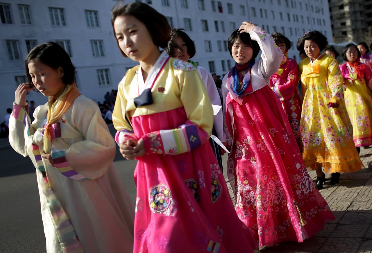 Jóvenes caminan con vestidos tradicionales por el centro de Pyongyang. Se preparan para la celebración del 105 aniversario de Kim Il Sung el próximo 15 de abril. 12 de abril de 2017.