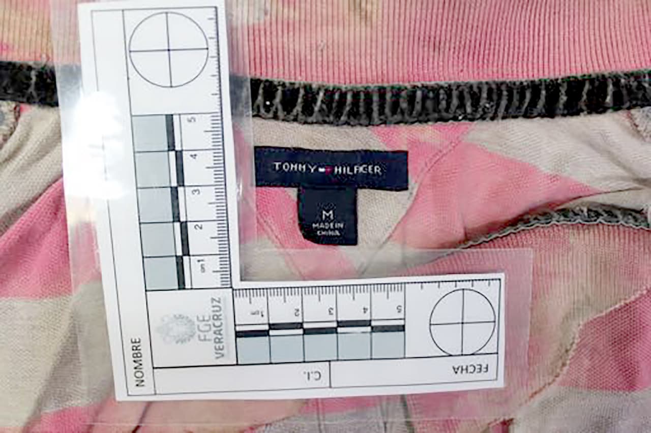 Las imágenes muestran detalles de las ropas, marcas, tallas y señales que puedan ayudar a los familiares.
<br>