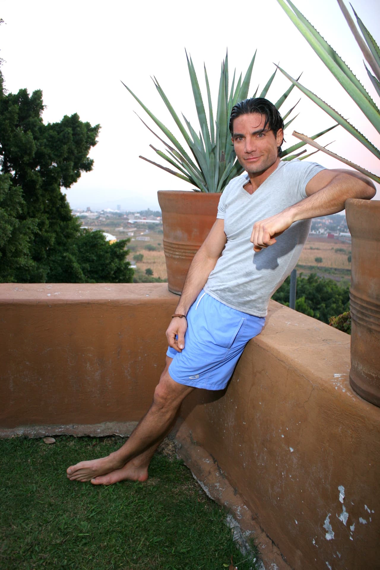 Debutó en los melodramas en 1995 en 'Bajo un mismo rostro', donde tuvo un pequeño personaje.