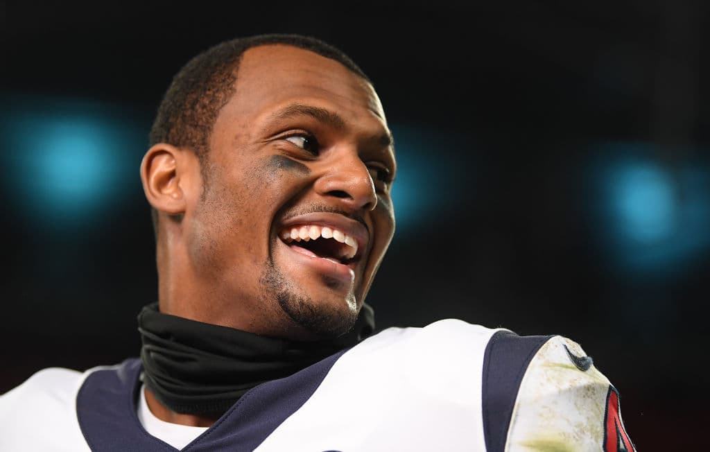 La demanda, que se presentó el lunes por la noche y apareció en el sitio web del secretario de distrito del condado de Harris esta mañana, alega que Watson
<b> "agredió y acosó al demandante al exponerse a ella y tocarla con su pene".</b>
<br>