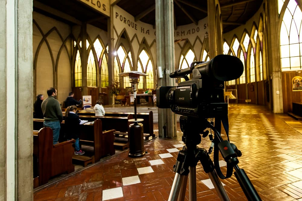 Hallan muerto a sacerdote acusado de abuso sexual a menores; la policía cree se suicidó